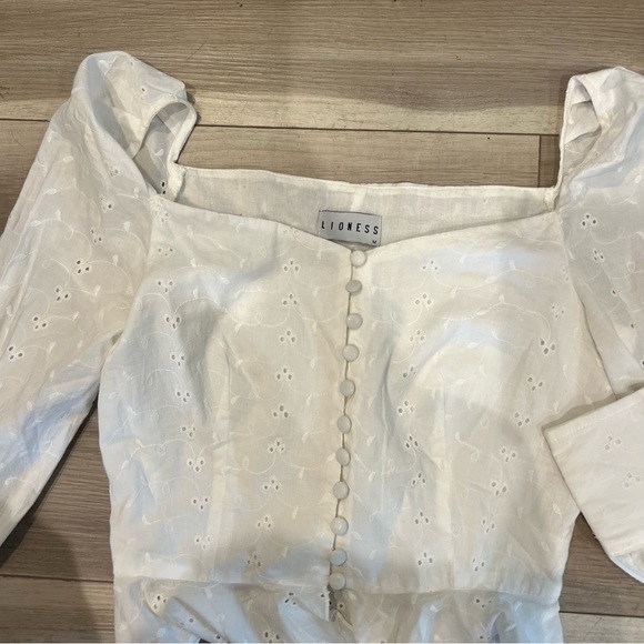 Lioness Eyelet Sweetheart Blouse - Picture 7 of 7